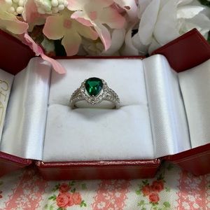 NWOT cocktail ring simulated emerald and CZ sz 8